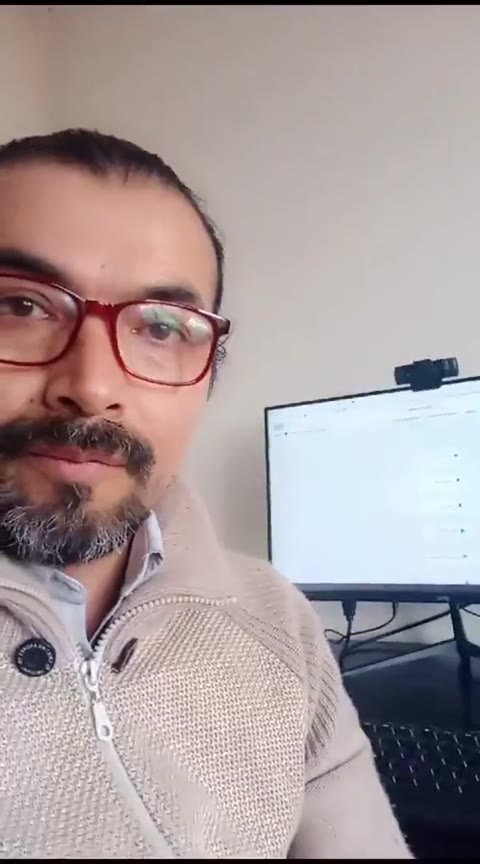 Profesional de empresa de servicios usando ChatPro