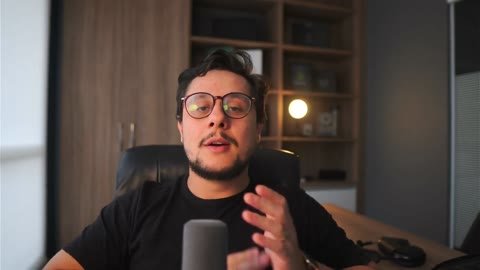 Responsable de barbería atendiendo consultas desde su escritorio
